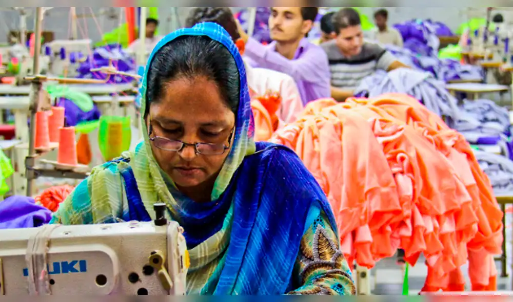 Mujeres y niñas reciben 11 céntimos por hora por coser ropa para multinacionales