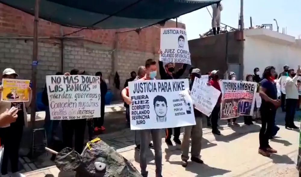 Manifestantes esperaron al presidente Martín Vizcarra frente al Hospital COVID-19 de Tacna. Foto: La República.