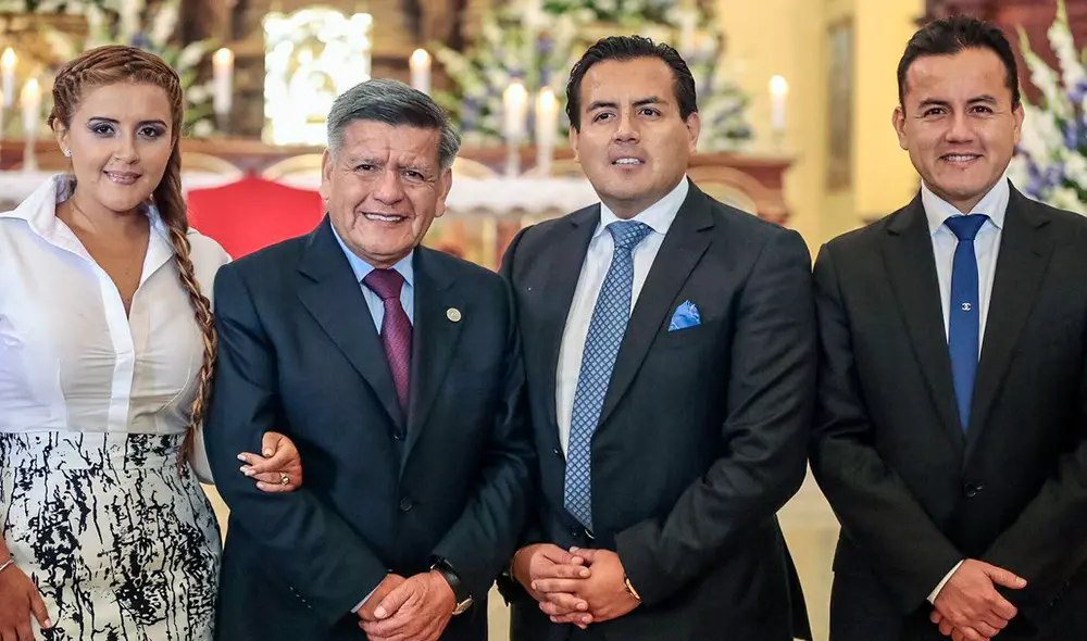 El empresario junto a 3 de sus hijos. Foto: Facebook Cesar Acuña Peralta