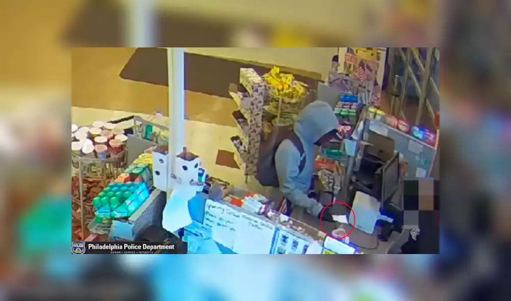 El hombre se acercó a la cajera para darle una hoja con un mensaje, luego abandonó la farmacia con el dinero y se fue caminando con normalidad. (Foto: Captura) El hombre se acercó a la cajera para darle una hoja con un mensaje, luego abandonó la farmacia con el dinero y se fue caminando con normalidad. (Foto: Captura)