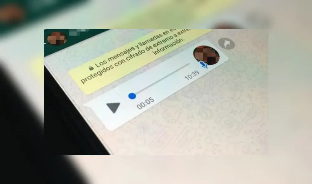 Escucha los audios a volumen bajo de manera automático.
