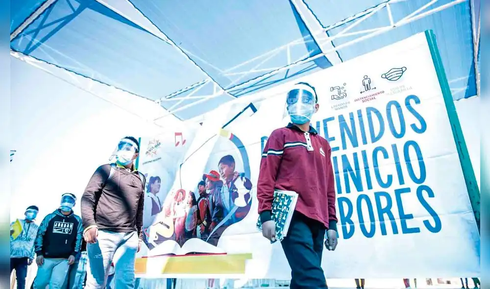 de regreso a clases. Los escolares de este plantel llegaron protegidos con mascarillas y protectores faciales. En el centro poblado de San Cristóbal la señal de internet era muy mala. No podían acceder a los formatos escolarizados a distancia.