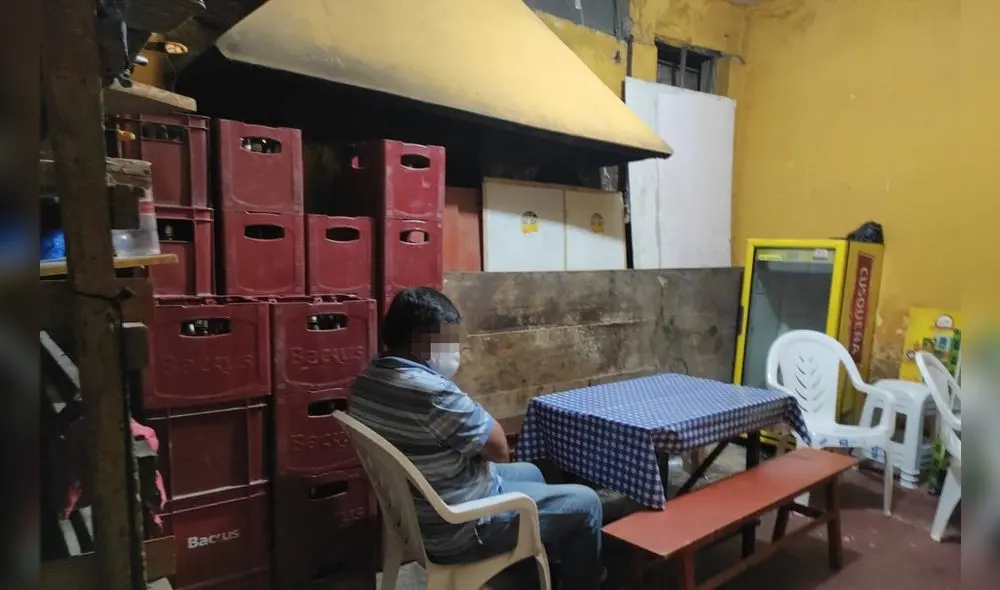 En otro operativo, en una cantina, encontraron a varios varones y mujeres ingiriendo bebidas alcohólicas. Foto: Policía Nacional. En otro operativo, en una cantina, encontraron a varios varones y mujeres ingiriendo bebidas alcohólicas. Foto: Policía Nacional.