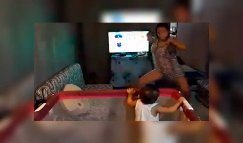 En YouTube, una joven se encargó de cuidar a su sobrino y aprovechó en preparar un espectáculo. En YouTube, una joven se encargó de cuidar a su sobrino y aprovechó en preparar un espectáculo.