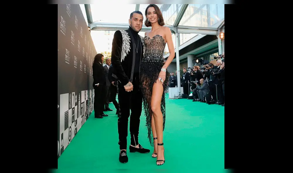 The Best: Novia de Dani Alves roba miradas por atrevido vestido [FOTO]