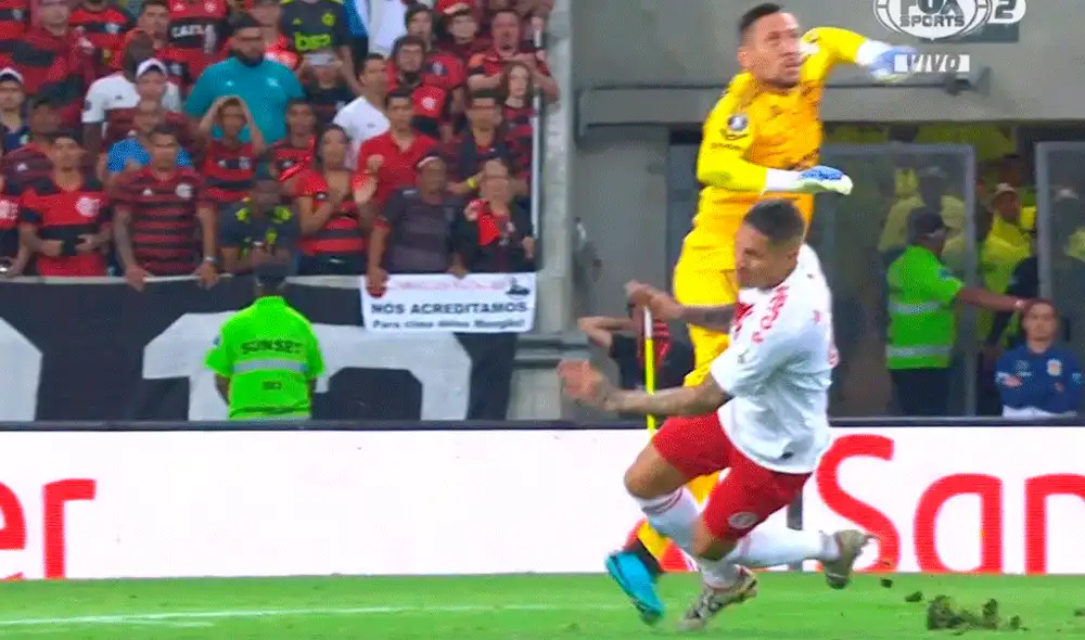 Paolo Guerrero le propinó una falta al portero del Flamengo y todo el Maracaná lo abucheó. | Foto: Fox Sports Paolo Guerrero le propinó una falta al portero del Flamengo y todo el Maracaná lo abucheó. | Foto: Fox Sports