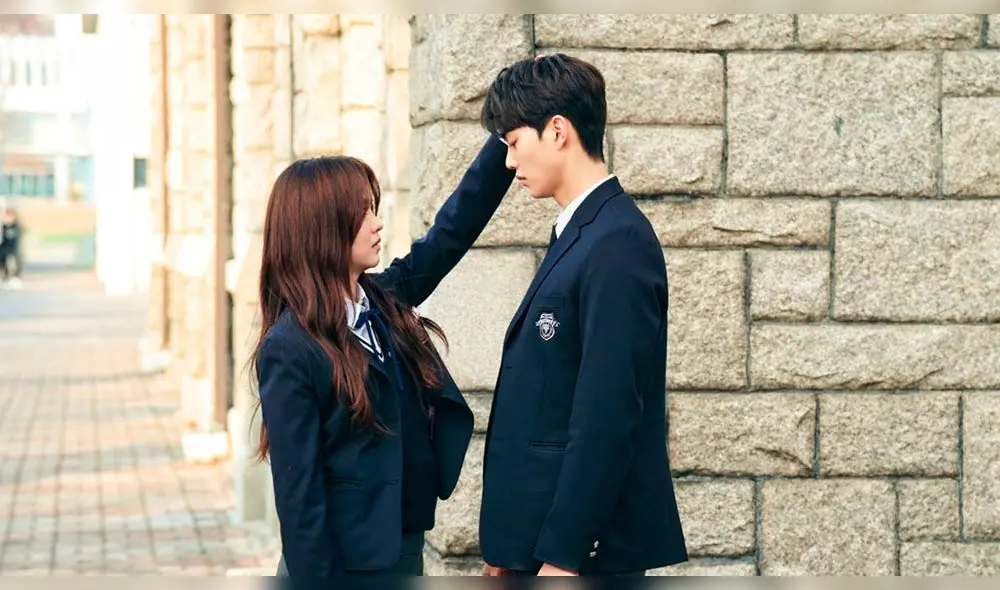 Desliza para ver más fotos de Love Alarm