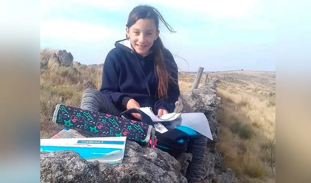Romina improvisó un pupitre en la pirca de la loma de Lutti. Foto: Infobae