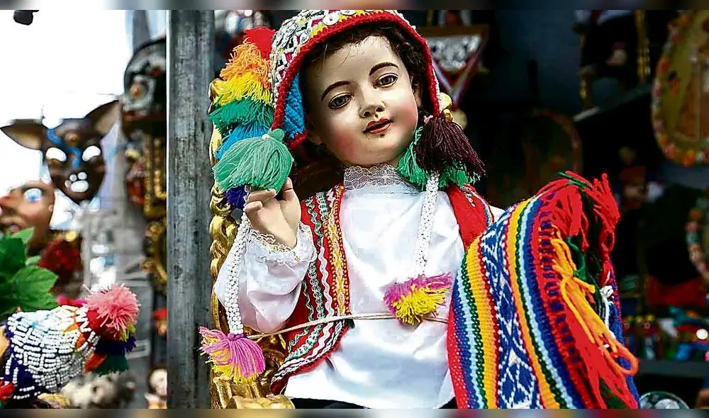imagen típica. Cusqueños compran imágenes del Niño Manuelito con indumentaria andina. imagen típica. Cusqueños compran imágenes del Niño Manuelito con indumentaria andina.