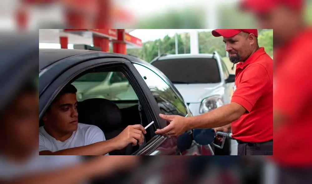 En una gasolinera venezolana han recibido cigarrillos como pago por cargar gasolina. Foto: AP En una gasolinera venezolana han recibido cigarrillos como pago por cargar gasolina. Foto: AP