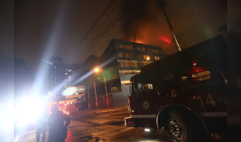 Voraz incendio afecta edificio contiguo a la empresa Química Suiza 