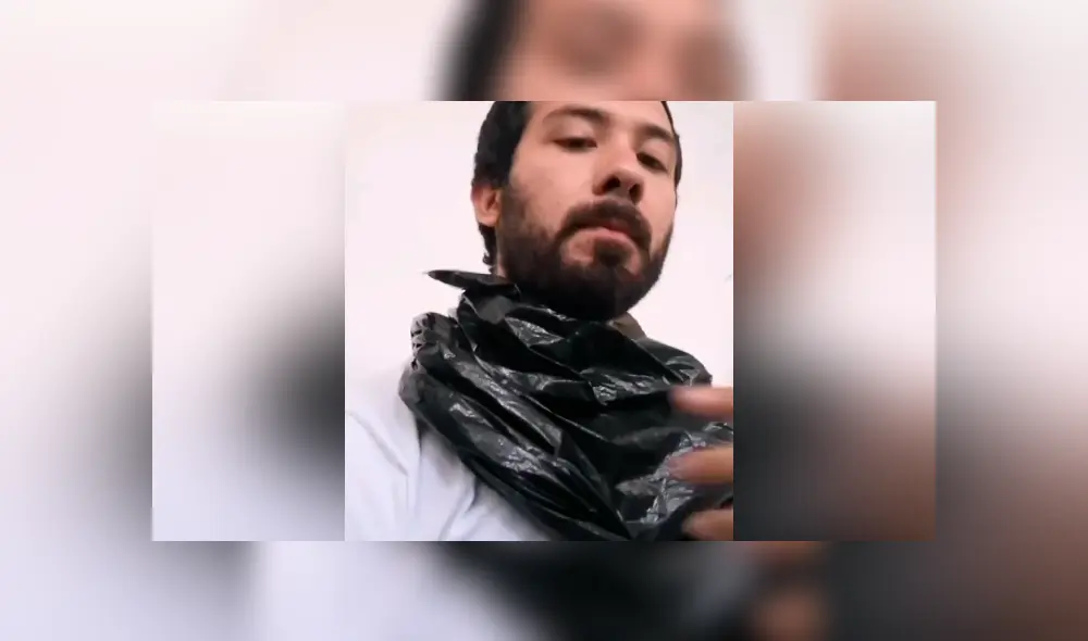 El muchacho publicó en su cuenta de Facebook el ingenioso método que utilizó para que le tomen su foto del pasaporte.