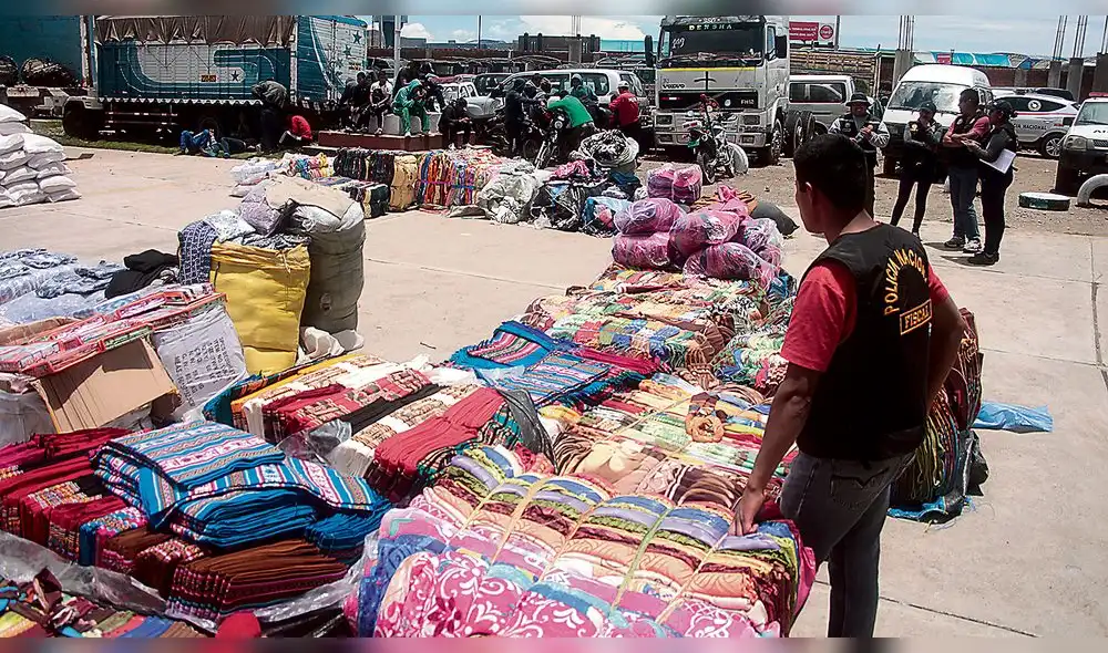 Fiscal investiga a policías y aduaneros por coimas en Puno Fiscal investiga a policías y aduaneros por coimas en Puno