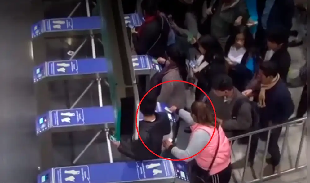 El Metro de Lima exhortó a los pasajeros a no comprar pasajes de estos revendedores. (Foto: Captura video)
