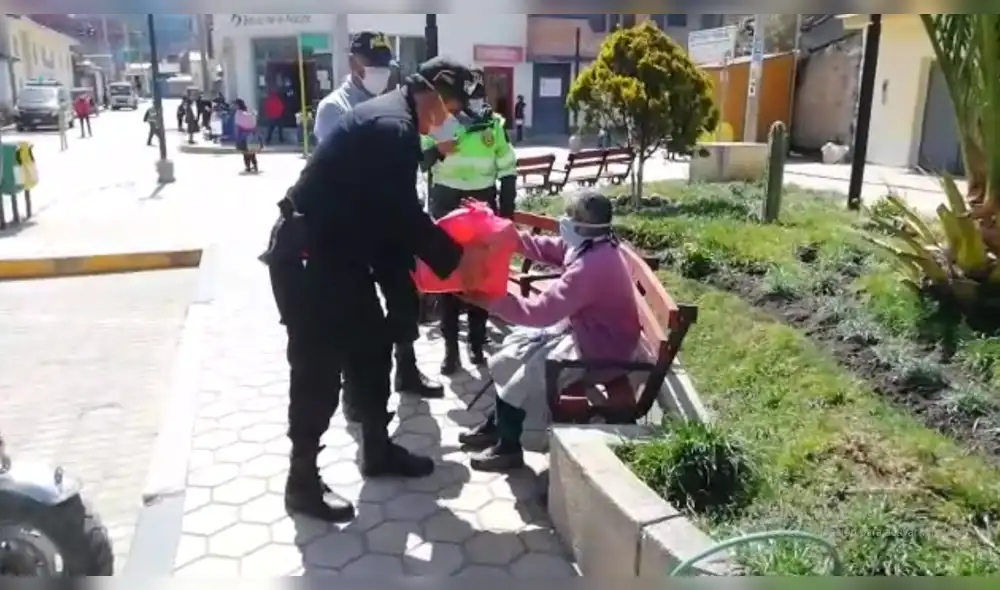 Pese a su avanzada edad, ella aún cosecha algunos productos que le sirve para subsistir día a día Pese a su avanzada edad, ella aún cosecha algunos productos que le sirve para subsistir día a día