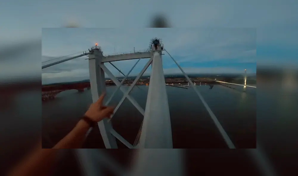 Desliza las imágenes para ver el arriesgado ascenso al puente de más de 150 metros de alto. Foto: captura YouTube.