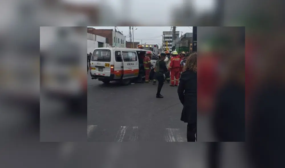 Choque de dos unidades de transporte público en las esquina de los jirones Vigil y California, en el Callao. (Foto: La República) Choque de dos unidades de transporte público en las esquina de los jirones Vigil y California, en el Callao. (Foto: La República)