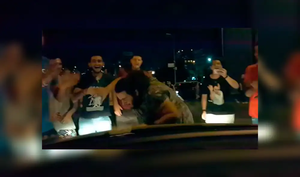 Los jóvenes dejaron de protestar y realizaron la coreografía del 'famoso' tema infantil para alegrar al menor. Foto: captura.