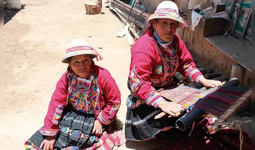 proceso. A través del Facebook, Urpi muestra como produce sus prendas de artesania.