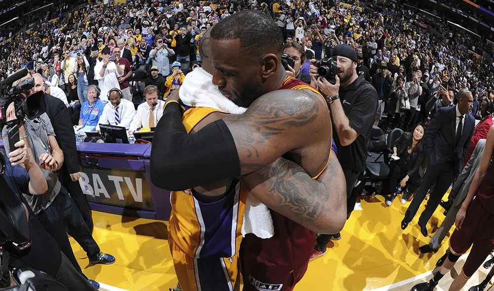 LeBron James se hizo un tatuaje en honor a su amigo fallecido Kobe Bryant. Foto: AFP