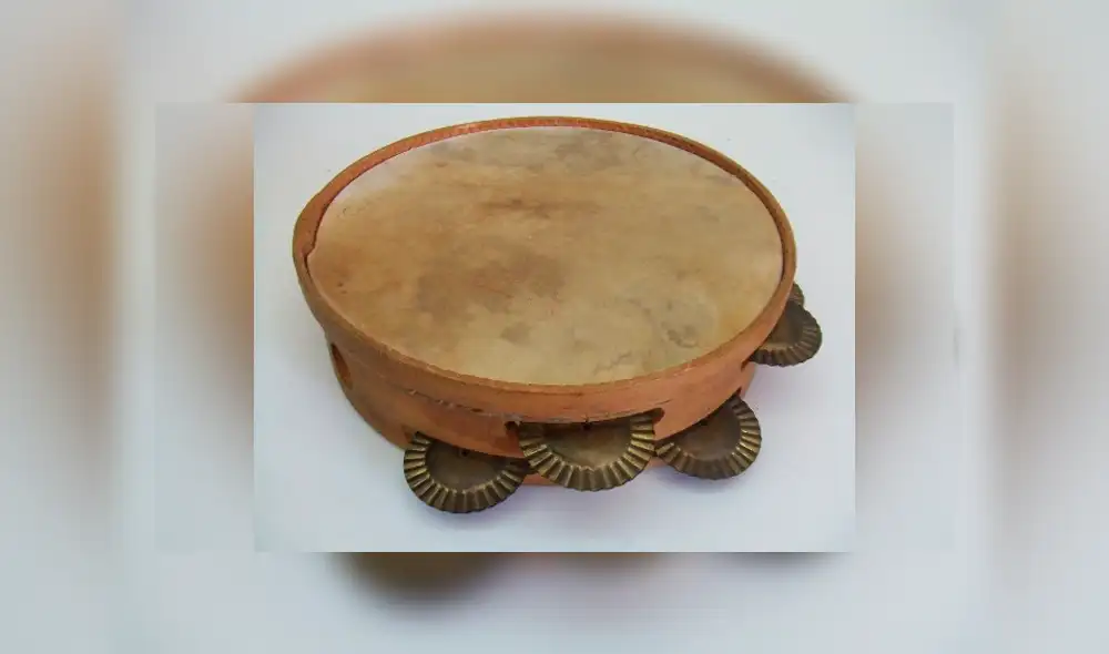 Otros, panderetas y micrófonos.