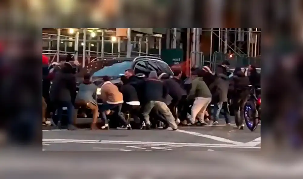 Hombres se unen para levantar un auto y salvar la vida de una mujer atropellada [VIDEO]