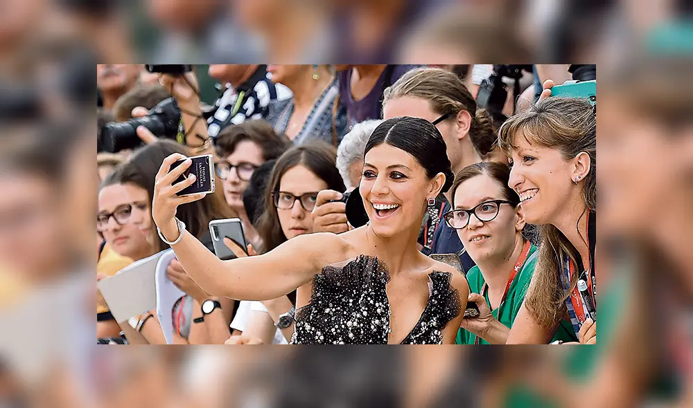 4. Popular. La actriz Alessandra Mastronardi en plena sesión de selfie. 4. Popular. La actriz Alessandra Mastronardi en plena sesión de selfie.