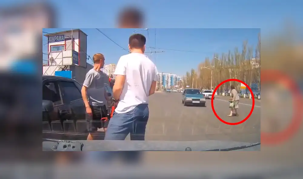 Facebook: imprudente mujer arriesga su vida cruzando autopista y casi provoca brutal accidente [VIDEO]