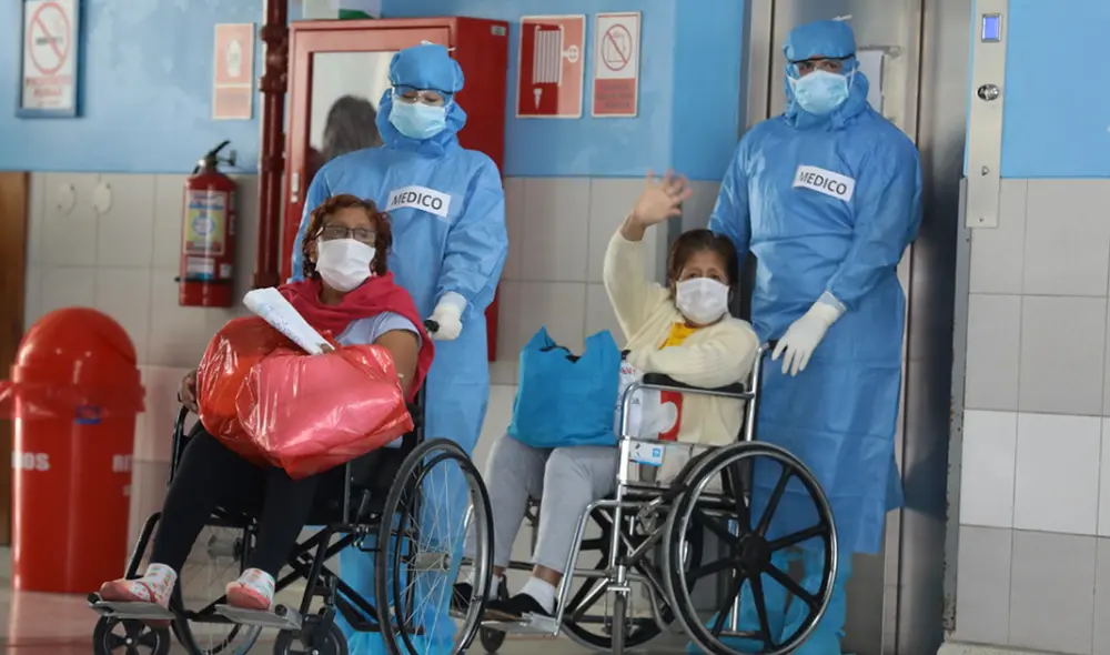 Dos mujeres salen del hospital San Isidro Labrador tras recibir el alta médica. Foto: EsSalud Dos mujeres salen del hospital San Isidro Labrador tras recibir el alta médica. Foto: EsSalud