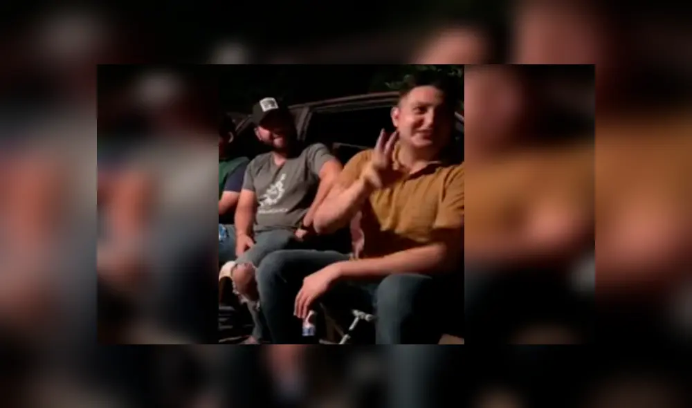 Un hombre le cuenta a sus amigos que se va a casar y uno de ellos reacciona de manera particular. Un hombre le cuenta a sus amigos que se va a casar y uno de ellos reacciona de manera particular.