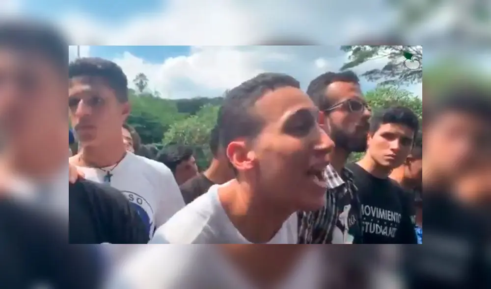 Estudiante venezolano enfrenta a guardia para que deje de servir a Maduro. Foto: Twitter Estudiante venezolano enfrenta a guardia para que deje de servir a Maduro. Foto: Twitter