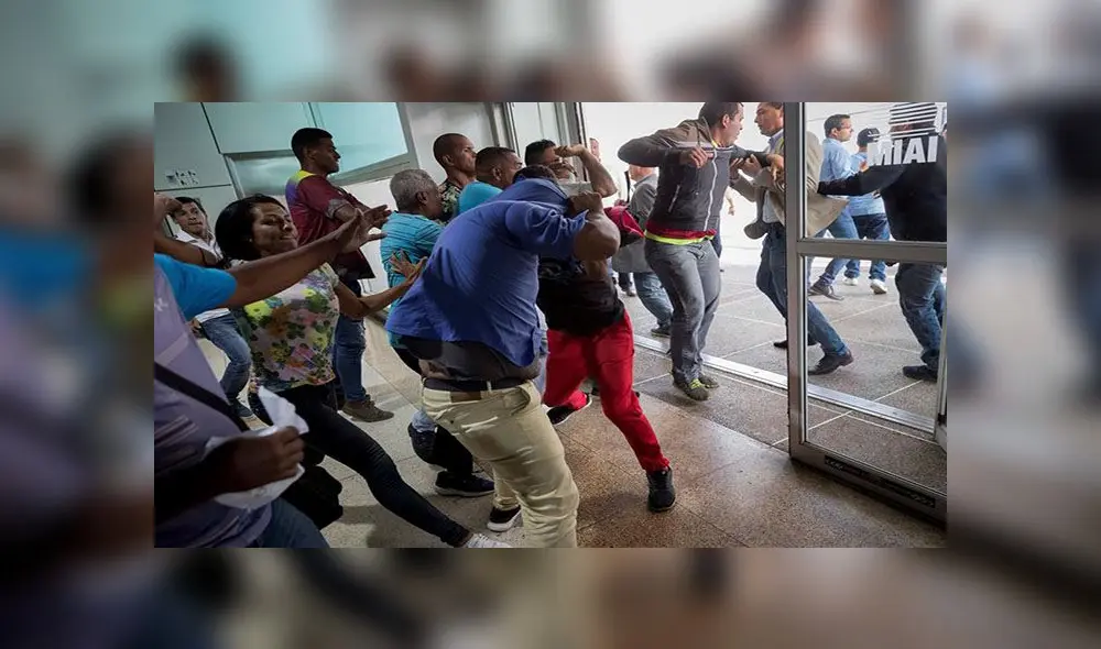 Un sinnúmero de chavistas atacó a los seguidores de Juan Guaidó. Foto: EFE Un sinnúmero de chavistas atacó a los seguidores de Juan Guaidó. Foto: EFE