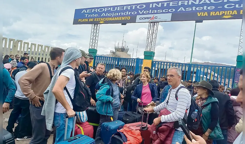 temor. El aeropuerto de Cusco cerró sus instalaciones ante el desborde de las protestas. temor. El aeropuerto de Cusco cerró sus instalaciones ante el desborde de las protestas.