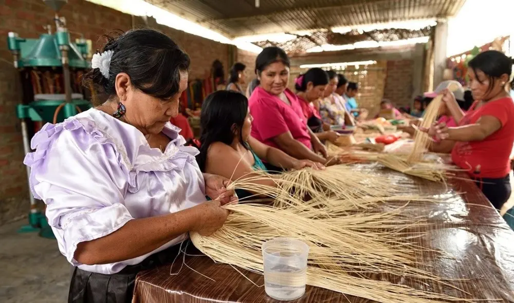 Los artesanos dominan la técnica del bordado a mano