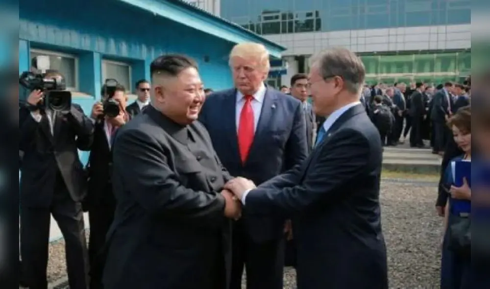 This handout picture released by the Colombian Presidency shows Colombian President Ivan Duque (L) during his visit to Clever Leaves company in the Pesca municipality of Boyaca, Colombia, on July 23, 2021. - Colombia authorized on July 23, 2021 the production of textiles, food and drinks of cannabis and the exports of the plant for medicinal use, a product in high demand outside the country. (Photo by - / Colombian Presidency / AFP) / RESTRICTED TO EDITORIAL USE - MANDATORY CREDIT AFP PHOTO / COLOMBIAN PRESIDENCY - NO MARKETING NO ADVERTISING CAMPAIGNS -DISTRIBUTED AS A SERVICE TO CLIENTS