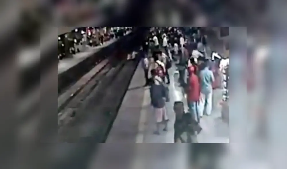 Policía arriesga su vida para salvar a viajero en las vías de un tren a toda velocidad