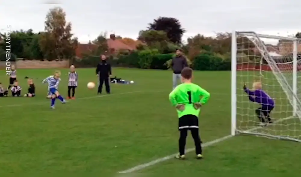 Facebook: Graban a niño pateando un penal y un detalle dejó sorprendido a todos [VIDEO]