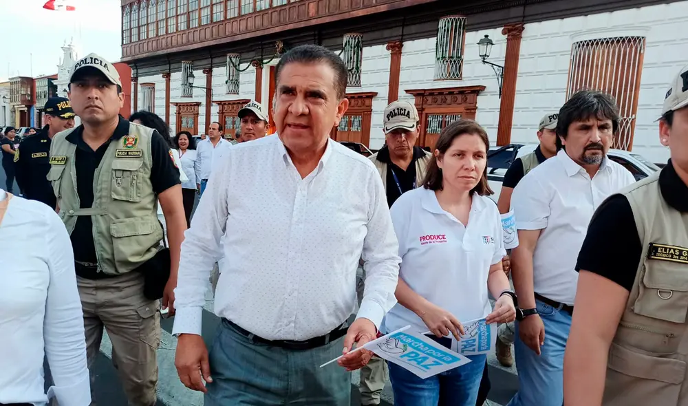 El recorrido inició a las 16.00 horas y el punto de partida fue la plaza de Armas. Foto: captura video/GRL El recorrido inició a las 16.00 horas y el punto de partida fue la plaza de Armas. Foto: captura video/GRL