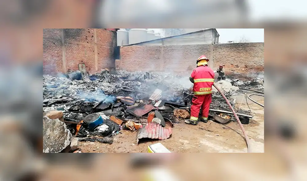 Ate Vitarte: Incendio en depósito informal es controlado [VIDEO]