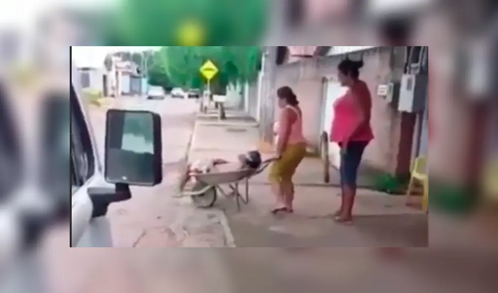 Facebook viral: Critican a ebrio que es llevado por su esposa en carretilla a su casa [VIDEO]