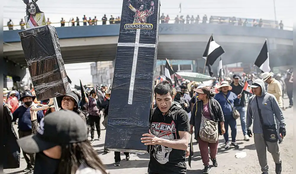 SE SUMARON. Comerciantes del Avelino Cáceres marcharon con figuras que representaron ataúdes y banderas negras.