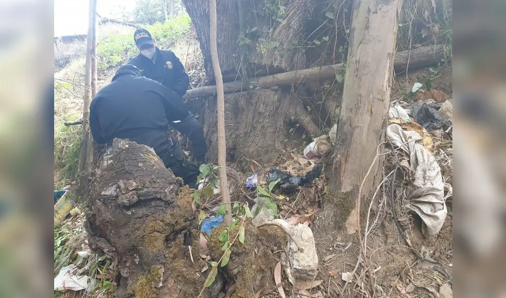 Policía Nacional llegó para realizar el levantamiento de los restos óseos. Policía Nacional llegó para realizar el levantamiento de los restos óseos.