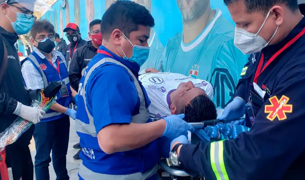 Diego Chávez cayó en el área por una supuesta falta en contra suya. Foto: Prensa Universitario Diego Chávez cayó en el área por una supuesta falta en contra suya. Foto: Prensa Universitario