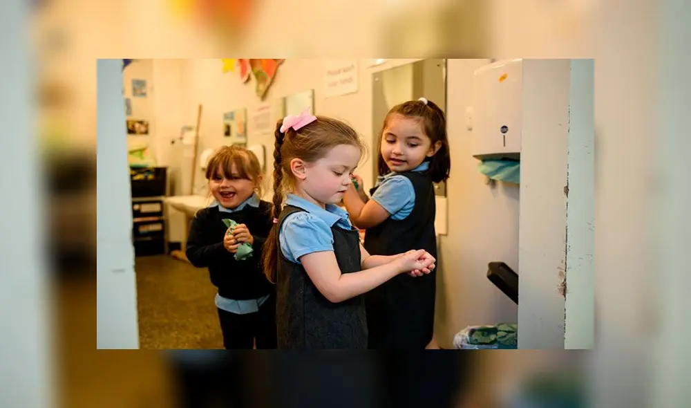Niños de una guardería se lavan las manos para minimizar el riesgo de transmitir el coronavirus el 18 de junio en Inglaterra. Foto: EFE Niños de una guardería se lavan las manos para minimizar el riesgo de transmitir el coronavirus el 18 de junio en Inglaterra. Foto: EFE