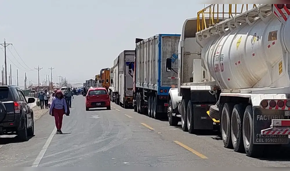 Vehículos detenidos en la Panamericana Sur. Foto: Wilder Pari/URPI-LR