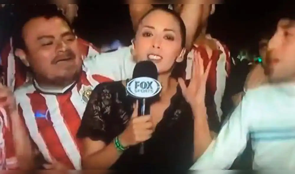 ¡Indignante! Reportera de Fox Sports fue manoseada por hinchas del Chivas [VIDEO]
