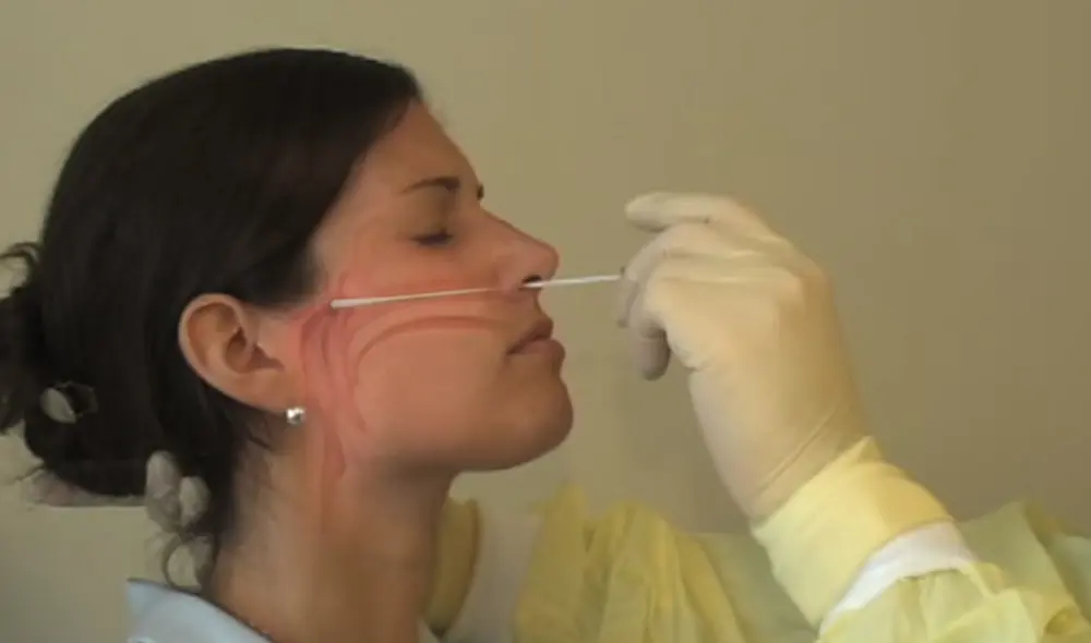 Las pruebas de hisopado son bastante seguras, sin embargo, los médicos sugieren seguir al pie de la letra el protocolo del procedimiento. Foto: referencial / kob.com