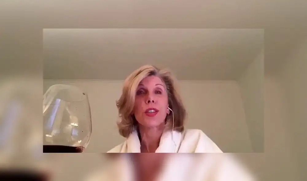 Chrstine Baranski inició la interpretación invitando a sus amigas a hacer un brindis. (Foto: Captura)