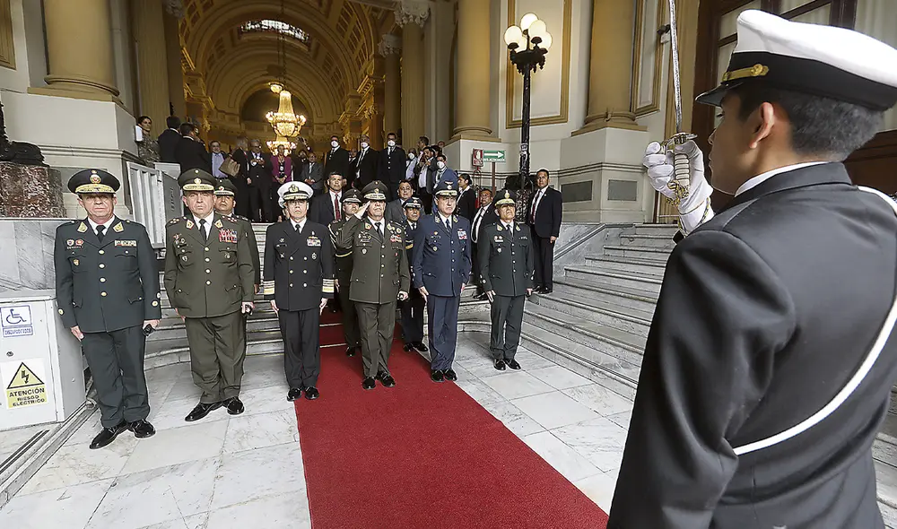 Alto mando. Segundo de la izquierda, el comandante general del Ejército, Walter Córdova Alemán, el miércoles 7 de diciembre, cuando ya había sido aceptada su carta de renuncia. Foto: difusión Alto mando. Segundo de la izquierda, el comandante general del Ejército, Walter Córdova Alemán, el miércoles 7 de diciembre, cuando ya había sido aceptada su carta de renuncia. Foto: difusión