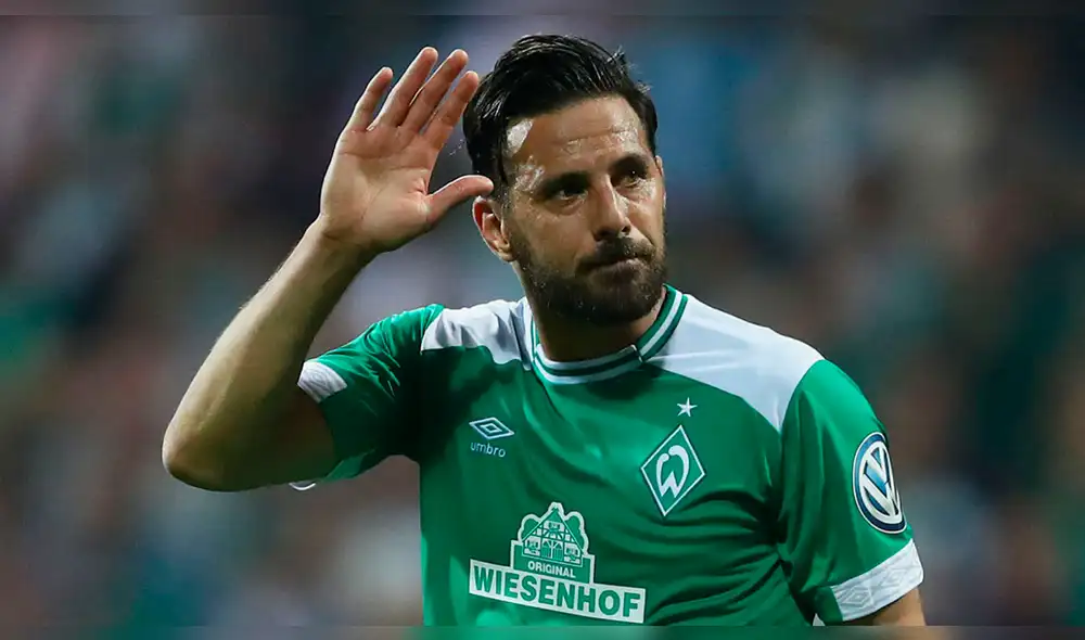 Claudio Pizarro: directivo del Werder Bremen criticó la actitud del peruano al posar con una cerveza cuando el equipo pelea el descenso.
